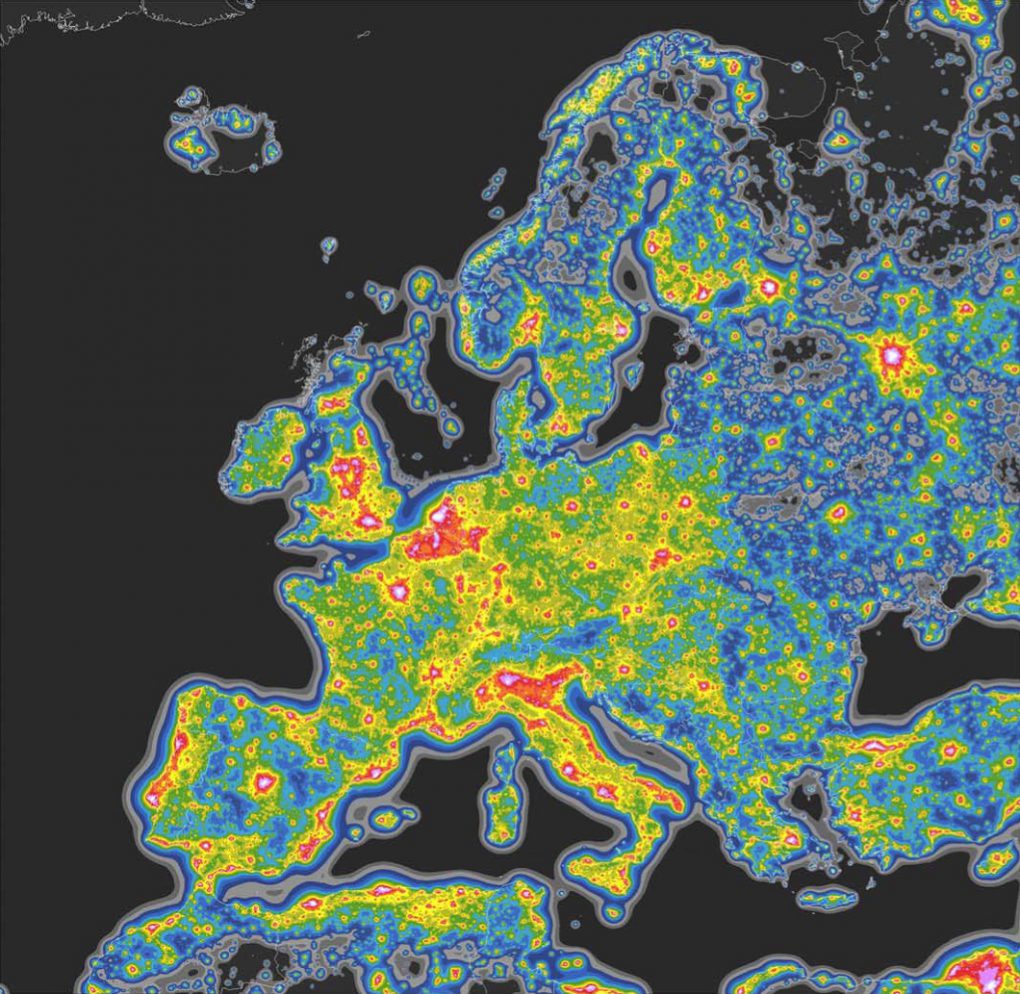 Lichtverschmutzung (Aufhellung des Nachthimmels im Zenit) nach Falchi et al. in Europa, 2015