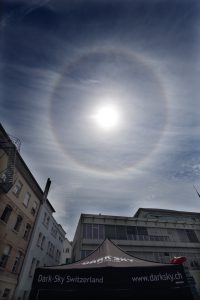 Photo: Martin Mutti, halo autour du soleil au stand couvert de Dark-Sky Switzerland in Berne 2014