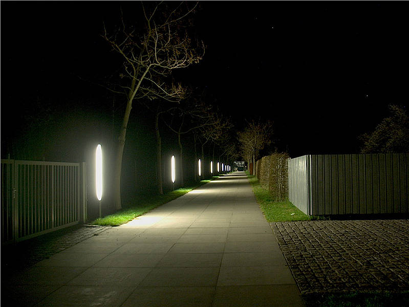  Dieser Weg ist denkbar ungünstig ausgeleuchtet. Der Boden, der für die Fussgänger sichtbar sein sollte, ist nur direkt neben den Lampen gut sichtbar. Dazwischen entstehen Beleuchtungslücken. Die Sichtverhältnisse verschlechtern sich zusätzlich durch die Blendung.