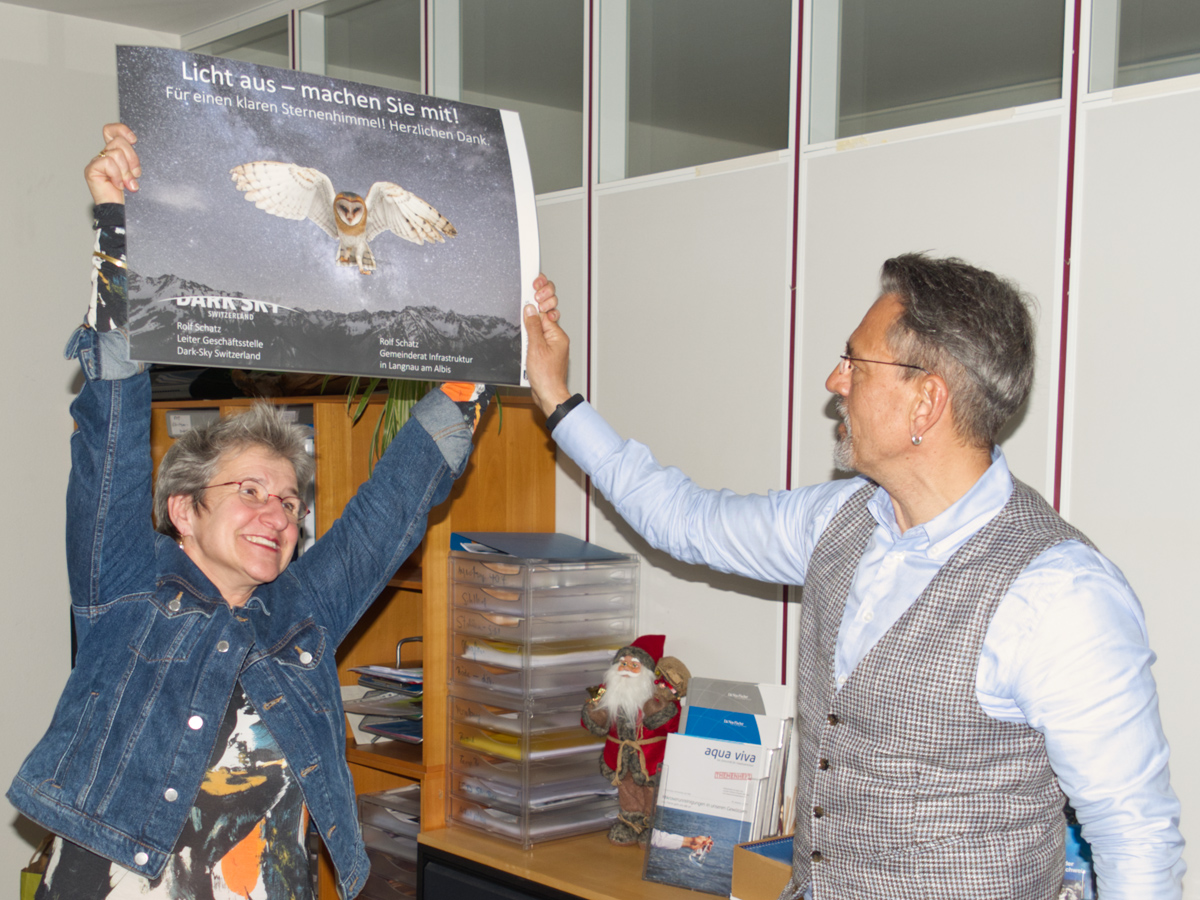 Sabine Ziegler und Rolf Schatz bei der symbolischen Übergabe der Geschäftsleitung von Dark-Sky Switzerland